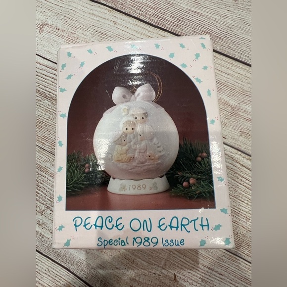 PRECIOUS MOMENTS 1989 "Peace On Earth" Nativity Ornament New In Box - Picture 5 of 8